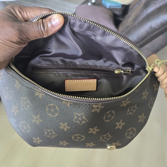 Modern + Chic Louis Vuitton Cross Body Bag Women Monogram Gold Hardware - Picture 14 of 15